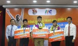Bí thư thường trực T.Ư Đoàn Nguyễn Anh Tuấn trao giải thưởng cho 3 thí sinh xuất sắc nhất cuộc thi.