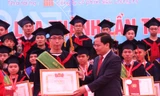 Bí thư T.Ư Đoàn Nguyễn Anh Tuấn trao giải thưởng Loa Thành năm 2017 cho các tác giả đồ án xuất sắc