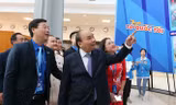 Thủ tướng Chính phủ Nguyễn Xuân Phúc và Bí thứ nhất T.Ư Đoàn Lê Quốc tham quan triển lãm tại ĐH đại biểu toàn quốc Hội LHTN Việt Nam lần thứ VIII, nhiệm kỳ 2019 - 2024. Ảnh: Hoàng Mạnh Thắng