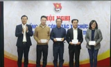 Bí thư thứ nhất T.Ư Đoàn Lê Quốc Phong (ngoài cùng, bên trái) trao tặng phần thưởng cho 4 tập thể có thành tích xuất sắc, tiêu biểu. Ảnh: Bảo Anh