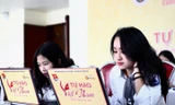 Anh Nguyễn Anh Tuấn, Bí thư thường trực T.Ư Đoàn ( thứ hai, từ trái qua ) động viên, cổ vũ những thí sinh đầu tiên tham gia cuộc thi "Tự hào Việt Nam" lần thứ III. Ảnh: Bảo Anh