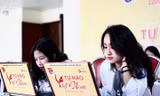 Anh Nguyễn Anh Tuấn, Bí thư thường trực T.Ư Đoàn ( thứ hai, từ trái qua ) động viên, cổ vũ những thí sinh đầu tiên tham gia cuộc thi "Tự hào Việt Nam" lần thứ III. Ảnh: Bảo Anh