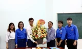 Anh Bùi Quang Huy, Bí thư T.Ư Đoàn, Chủ tịch Hội SVVN tặng hoa, chúc mừng GS.TS Trần Văn Phòng - Phó Bí thư Đảng ủy Học viện Chính trị Quốc gia Hồ Chí Minh, Viện trưởng Viện Triết học. Ảnh: Bảo Anh