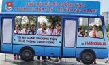 Phong trào "tôi yêu Hà Nội" đã trở thành khơi gợi lên tình yêu Hà Nội, yêu Tổ quốc từ các bạn trẻ không phải bằng lời nói mà bằng hành động cụ thể thiết thực. Trong ảnh, thanh niên Thủ đô đi xe bus bảo vệ môi trường. 