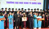 Ông Bùi Tuấn Quang, Phó trưởng ban Dân vận Trung ương và ông Nguyễn Đức Chung, Ủy viên Trung ương Đảng, Phó bí thư Thành ủy, Chủ tịch UBND thành phố Hà Nội trao bằng khen tới các Thủ khoa xuất sắc tốt nghiệp năm 2019. 