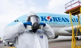 Nhân viên khử trùng của hãng hàng không Hàn Quốc Korean Air tại sân bay quốc tế Incheon. Ảnh minh họa.