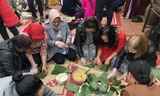 50 nhà ngoại giao quốc tế ở Việt Nam thi gói bánh chưng đón Tết Canh Tý