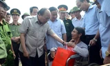 Thủ tướng thăm hỏi, động viên người dân bị thiệt hại do bão số 10 năm 2017 tại Hà Tĩnh