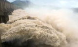 Do mưa lớn ở thượng nguồn, các nhà máy thuỷ diện phải đồng loạt mở cửa đáy xả lũ