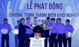 Thủ tướng Nguyễn Xuân Phúc; Bí thư thứ nhất T.Ư Đoàn cùng các đại biểu, thanh niên thực hiện nghi thức khởi động chương trình thanh niên khởi nghiệp