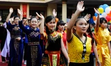 Rực rỡ sắc màu dân tộc vùng cao ngày khai giảng