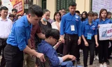 Tình nguyện viên hỗ trợ thí sinh mổ ruột thừa vào phòng thi