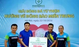 Anh Trần Anh Vương – Chủ tịch Hội Doanh nghiệp trẻ Hà Nội và đại diện đội bóng HanoiBA trao số tiền hơn 300 triệu đồng hướng về miền Trung