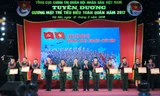 Trung tướng Lê Hiền Vân - Phó Chủ nhiệm Tổng cục Chính trị, Bí thư thường trực T.Ư Đoàn Nguyễn Anh Tuấn khen thưởng các cá nhân đạt giải Gương mặt trẻ tiêu biểu toàn quân 2017