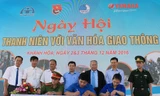 Đại diện các đơn vị huyện, thị, thành đoàn và đoàn trực thuộc ký kết bảo đảm trật tự an toàn giao thông
