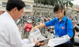 Thêm 5.000 tờ báo Tiền Phong trao miễn phí tới phụ huynh (Ảnh: Trường Phong)