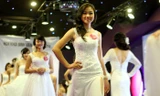 Thí sinh Imiss lThăng Long lộng lẫy váy cưới
