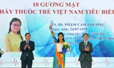 Bí thư T.Ư Đoàn, Chủ tịch T.Ư Hội LHTN Việt Nam Nguyễn Phi Long và Chủ tịch T.Ư Hội Thầy thuốc Việt Nam Trần Văn Thuấn khen thưởng cho Thấy thuốc trẻ Việt Nam tiêu biểu năm 2016 
