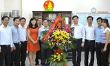 Tổng Biên tập báo Tiền Phong , nhà báo Lê Xuân Sơn tặng hoa chúc mừng cán bộ, chuyên viên Hội đồng Đội T.Ư.