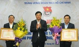 Bí thư thứ nhất T.Ư Đoàn Lê Quốc Phong (giữa ảnh) trao tặng bằng khen của Thủ tướng Chính phủ cho anh Nguyễn Phi Long - Bí thư T.Ư Đoàn, Chủ tịch T.Ư Hội LHTN Việt Nam và anh Nguyễn Anh Tuấn - Bí thư T.Ư Đoàn