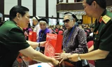 Đại tướng Ngô Xuân Lịch - Bộ trưởng Bộ Quốc phòng trực tiếp thăm hỏi và tặng quà cho các Mẹ Việt Nam anh hùng. ẢNh: Xuân Tùng