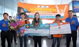 Anh Nguyễn Hải Minh - Phó Chủ tịch T.Ư Hội LHTN Việt Nam, Trưởng ban Quốc tế T.Ư Đoàn (phải) và anh Kiều Văn Hưng - Phó giám đốc thường trực Trung tâm Phát triển Khoa học Công nghệ và Tài năng trẻ đón và tặng hoa cho các thí sinh dự thi trở về