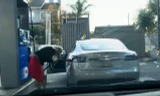 Hài hước với cô gái cố đổ xăng cho xe điện Tesla