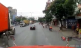 Pha đánh lái 'xuất thần' của lái xe container tránh tai nạn