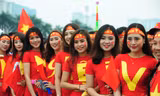 Những cổ động viên nữ xinh đẹp đến sân Mỹ Đình cổ vũ tuyển Việt Nam