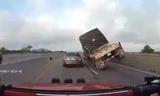 Xe container thoát khỏi bàn tay tử thần trong gang tấc