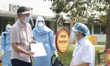 Giám đốc Bệnh viện Trung ương Huế Phạm Như Hiệp (bìa phải) chúc mừng bệnh nhân thứ 33 được chữa khỏi Covid-19 và dặn dò người này tiếp tục theo dõi sức khỏe theo quy định.