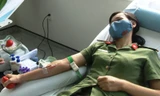 Cán bộ, chiến sĩ Công an TP Huế tích cực tham gia hiến máu tình nguyện ngay trước thềm kỳ nghỉ lễ 30/4 và 1/5.