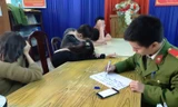 Công an lập biên bản, lấy lời khai nhóm nam nữ thanh thiếu niên "phê" ma túy trong tiệm cắt tóc