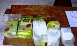 Các gói chất lạ nghi chứa ma túy đá có mẫu mã, màu sắc như gói trà