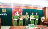 Đại tá Lê Quốc Hùng, Giám đốc Công an tỉnh (giữa) khen thưởng công an các đơn vị, địa phương tích cực phá nhanh vụ án giết người