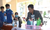 Dung dịch nước rửa tay khô sát khuẩn góp phần phòng ngừa nCoV do thầy, trò Trường Cao đẳng Công nghiệp Huế sản xuất sẵn sàng được cung cấp miễn phí đến tay người dân không kể ngày lễ, ngày nghỉ cuối tuần.