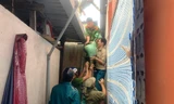 Lực lượng phản ứng nhanh giúp dân TP Huế phòng chống lụt bão.