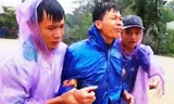 Người chồng đau đớn, tuyệt vọng khi vợ sắp sinh bị lũ cuốn mất tích. (Ảnh Vietnamnet)
