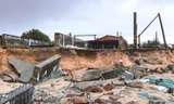 Nhà cửa ven biển Thừa Thiên Huế tan nát do sóng biển xâm thực dữ dội.