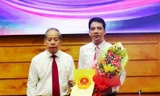 Chủ tịch tỉnh TT-Huế trao quyết định bổ nhiệm, tặng hoa chúc mừng tân Phó Chánh văn phòng UBND tỉnh Phan Lê Hiến