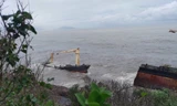 Con tàu biển dạt bờ bí ẩn tại TT-Huế đã bị sóng lớn đánh gãy làm đôi.