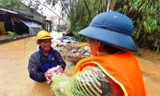 Dầm mình giữa mưa lũ cứu trợ cho dân bị ngập lụt dài ngày có nguy cơ thiếu đói tại phường Xuân Phú, TP Huế