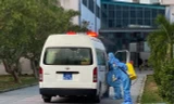 Phun khử trùng xe chở bệnh nhân mắc COVID-19 từ Đà Nẵng ra Bệnh viện T.Ư Huế (cơ sở 2) để điều trị. Ảnh: Dân Trí