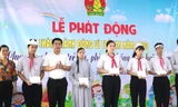 Trao học bổng hỗ trợ học sinh nghèo vượt khó học tốt tại lễ phát động Tháng hành động vì trẻ em năm 2002 tại TT-Huế.