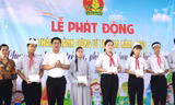 Trao học bổng hỗ trợ học sinh nghèo vượt khó học tốt tại lễ phát động Tháng hành động vì trẻ em năm 2002 tại TT-Huế.