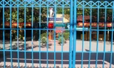 Cổng một ngôi trường tiểu học tại Huế khóa kín sau lễ khai giảng, bên trong phông màn, bục kê, vật trang trí vẫn ngổn ngang