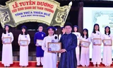 Chủ tịch UBND tỉnh Thừa Thiên-Huế cùng giáo viên, học sinh mặc áo dài truyền thống tại lễ tuyên dương "Học sinh danh dự toàn trường" lần đầu tiên được tổ chức tại tỉnh này.