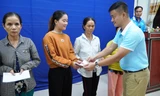 Ông Nguyễn Duy Hưng, Tổng Giám đốc Công ty CP Đầu tư Sài Gòn-Huế trao quà đến tay người dân