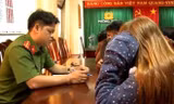 Công an lấy lời khai đối tượng liên quan hoạt động chứa, môi giới mại dâm tại một nhà nghỉ trên địa bàn TP Huế. Ảnh: Công an