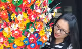 Nghề sản xuất ra loại hoa giấy để dùng cho việc tâm linh ngày Tết này có lịch sử trên dưới 300 năm. Ngày nay, hoa giấy còn phục vụ cho du lịch.